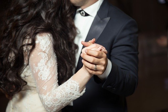 Elegantní krása na společenské akci