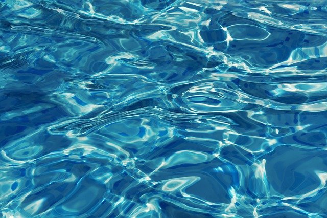 Příruby a další příslušenství u rozvodů vody v bazénech a vířivkách